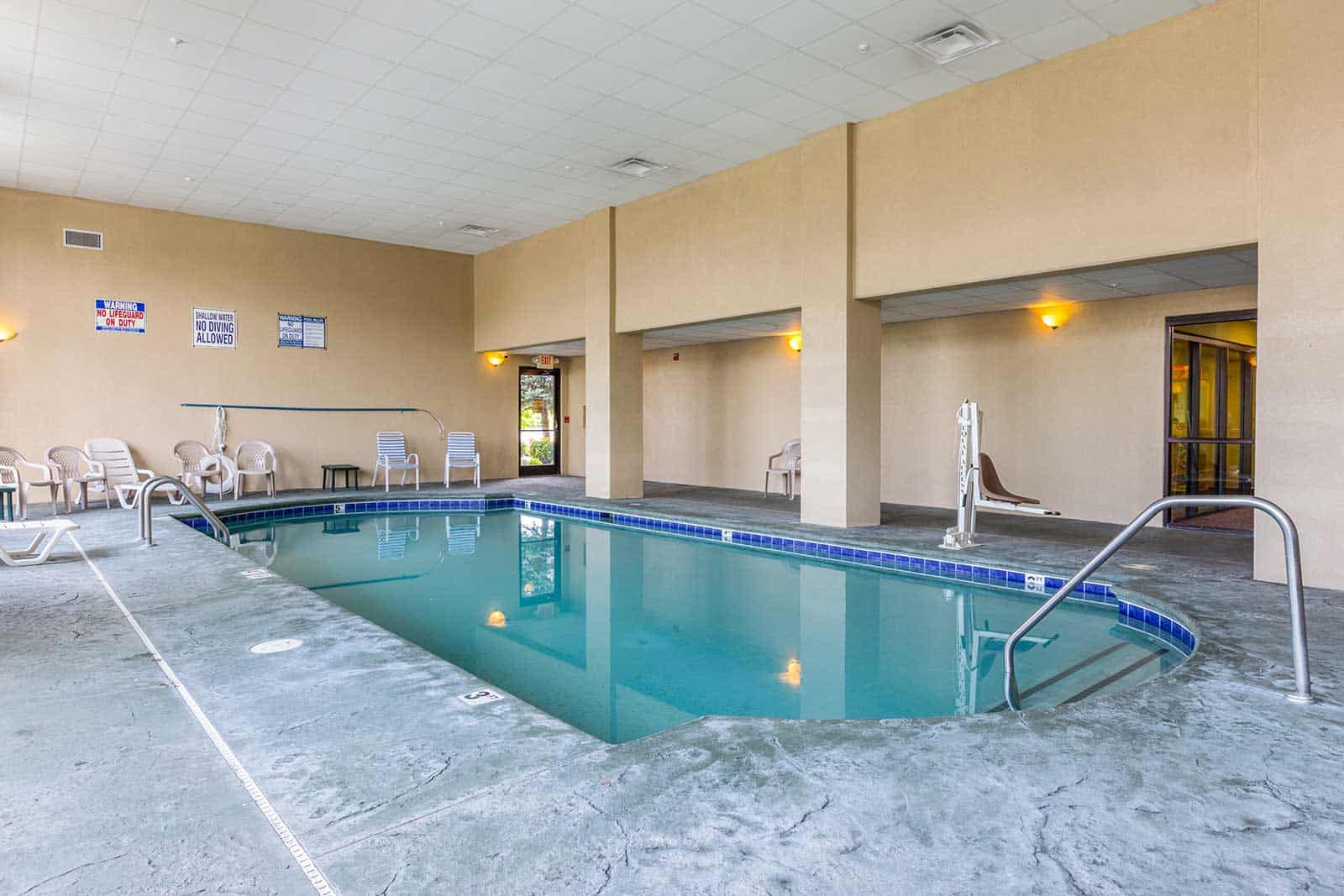 King Suite with Jacuzzi Park Grove Inn In The Heart of Pigeon