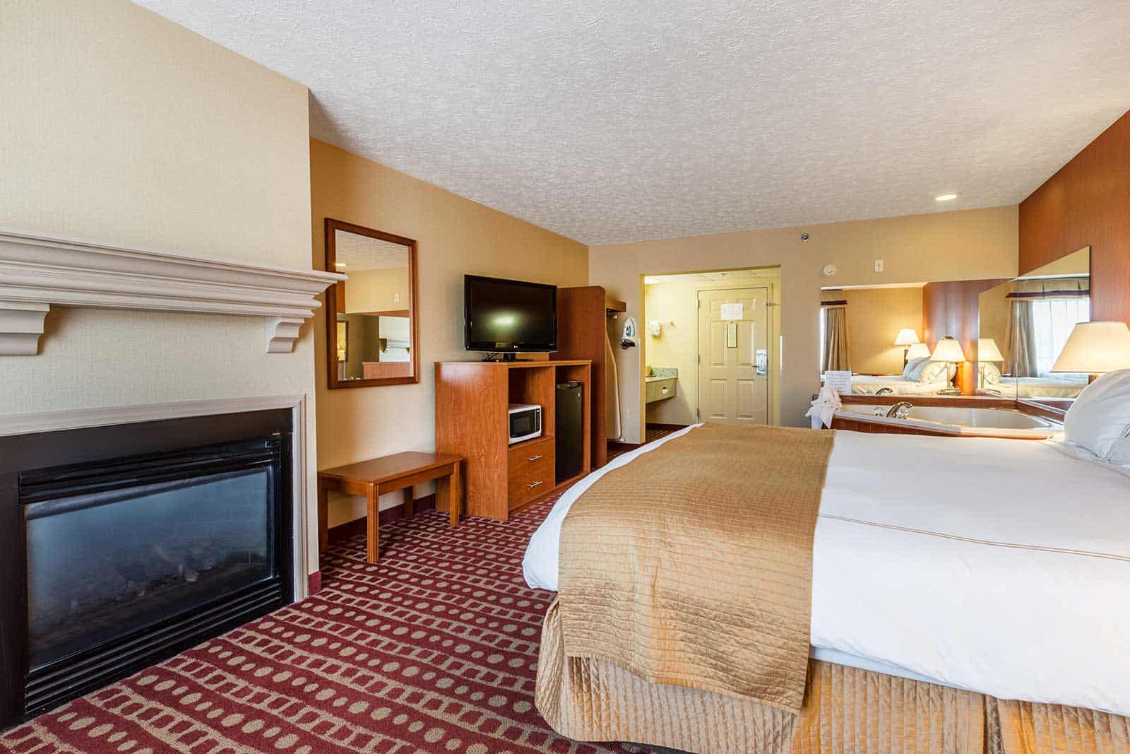 King Suite with Jacuzzi - Park Grove Inn - In The Heart of Pigeon Forge